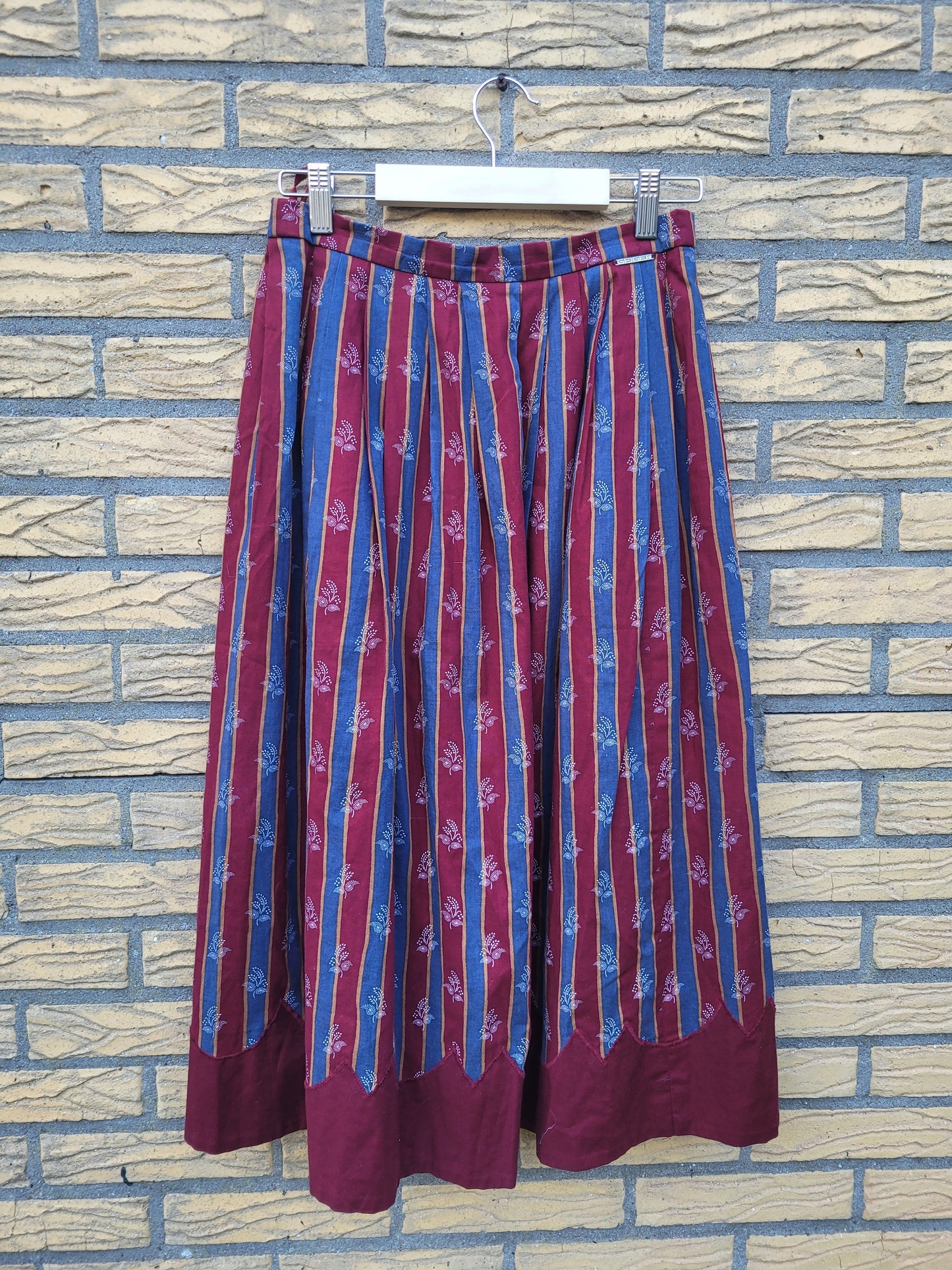 🎪 Patterned Paths - vintage Austrian striped skirt - size S/M