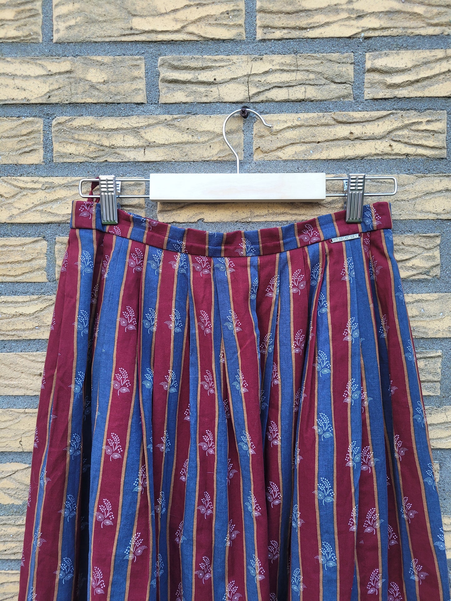 🎪 Patterned Paths - vintage Austrian striped skirt - size S/M
