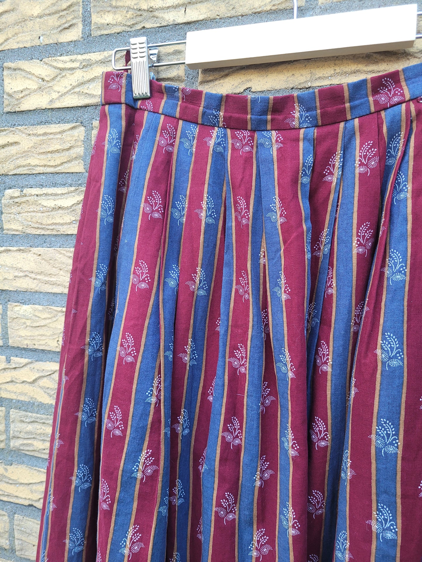🎪 Patterned Paths - vintage Austrian striped skirt - size S/M