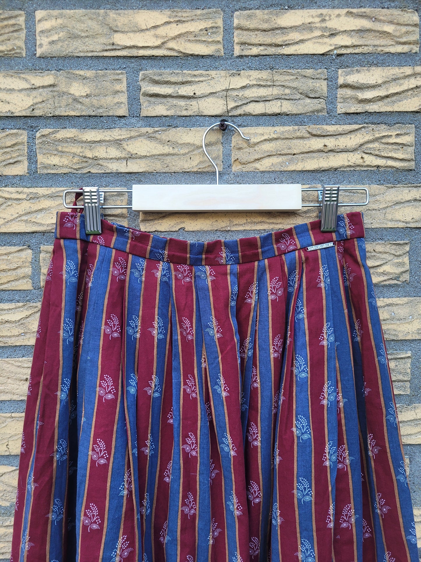 🎪 Patterned Paths - vintage Austrian striped skirt - size S/M