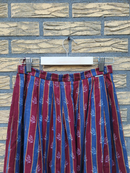 🎪 Patterned Paths - vintage Austrian striped skirt - size S/M