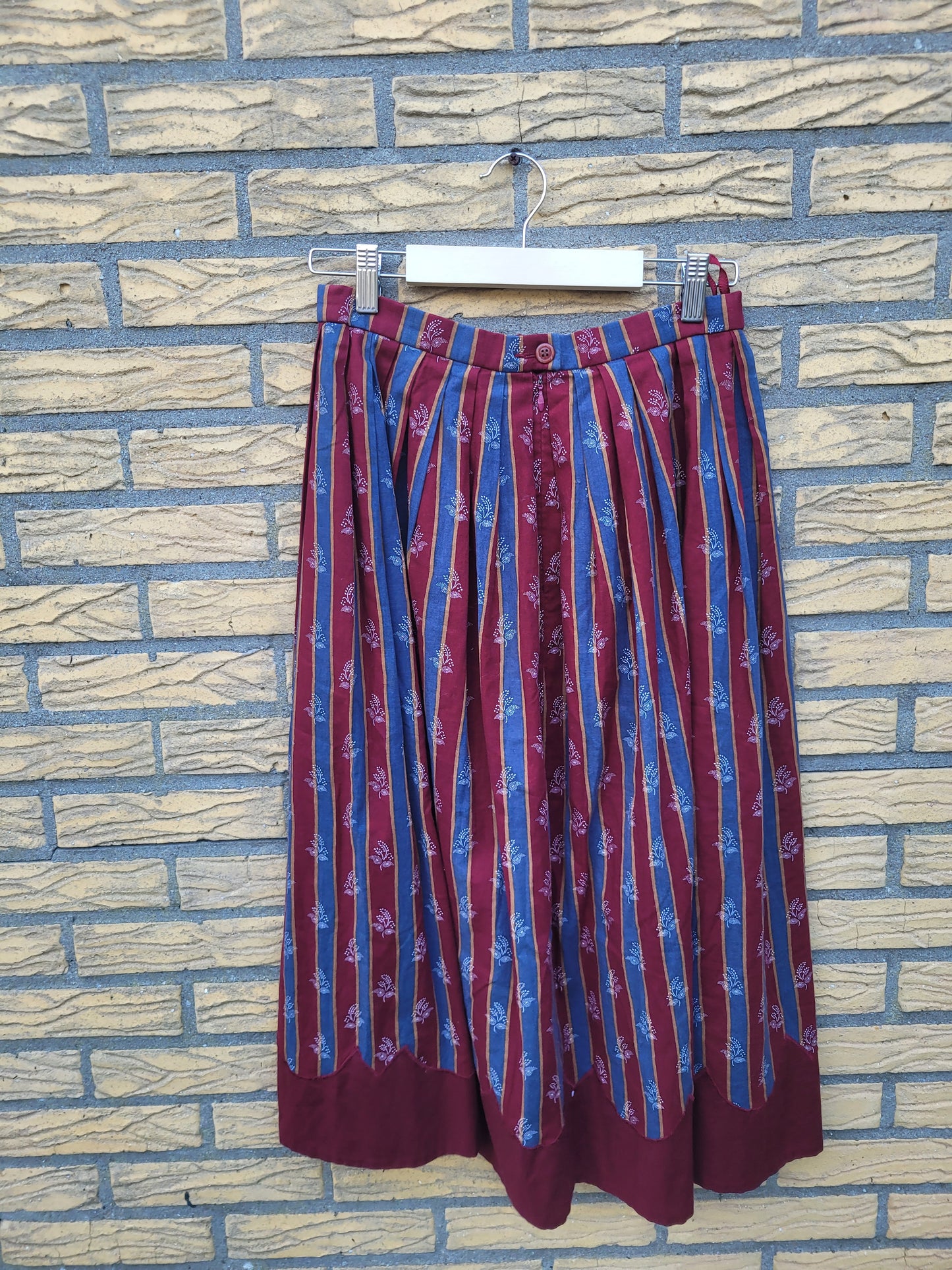 🎪 Patterned Paths - vintage Austrian striped skirt - size S/M