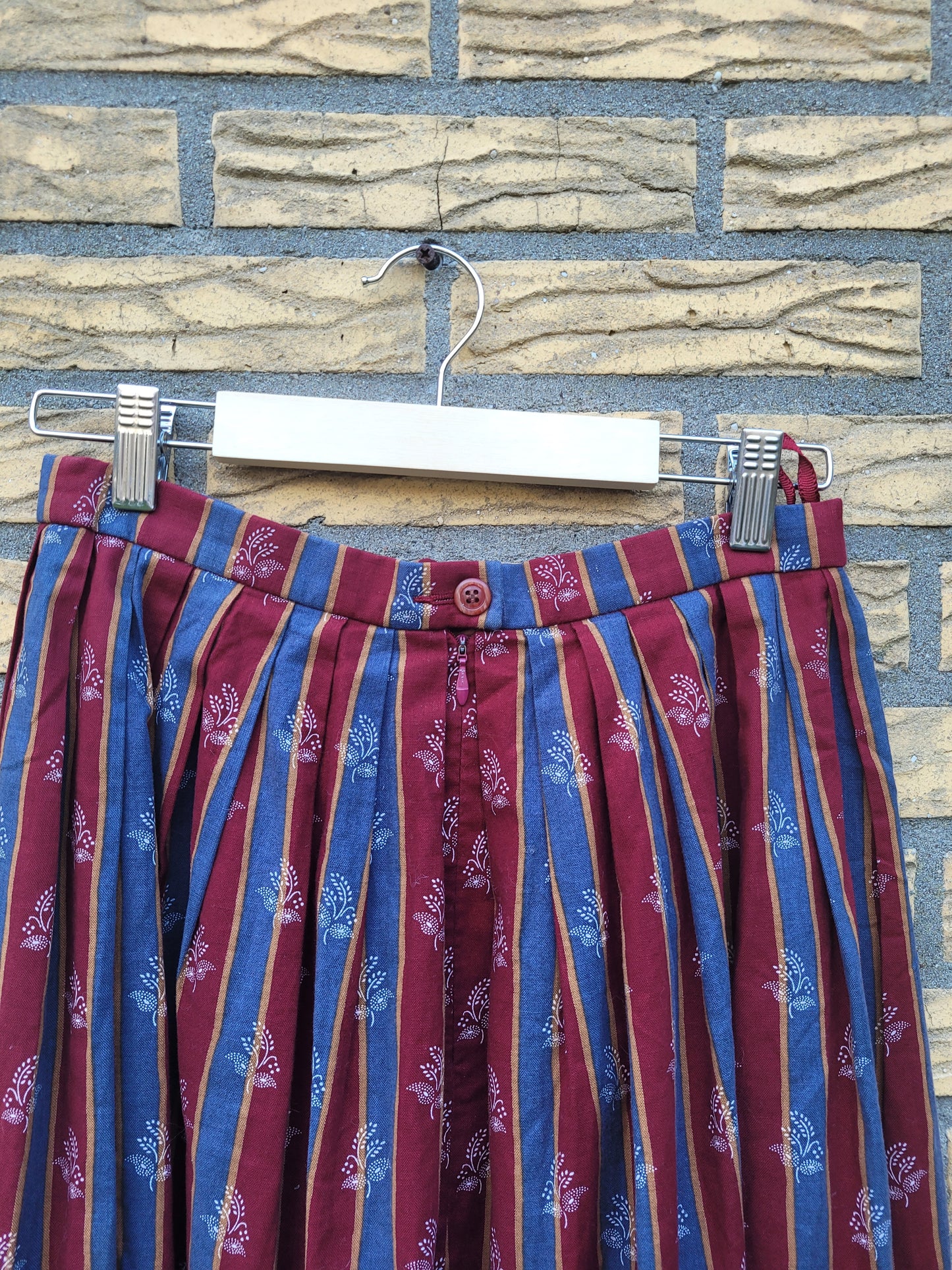 🎪 Patterned Paths - vintage Austrian striped skirt - size S/M