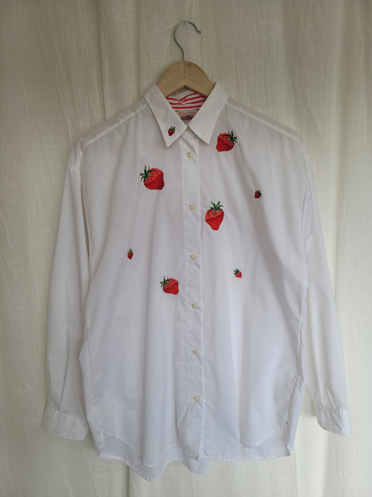 🍓 Berry Important Business - vintage white blouse with embroidered strawberries - size M/L