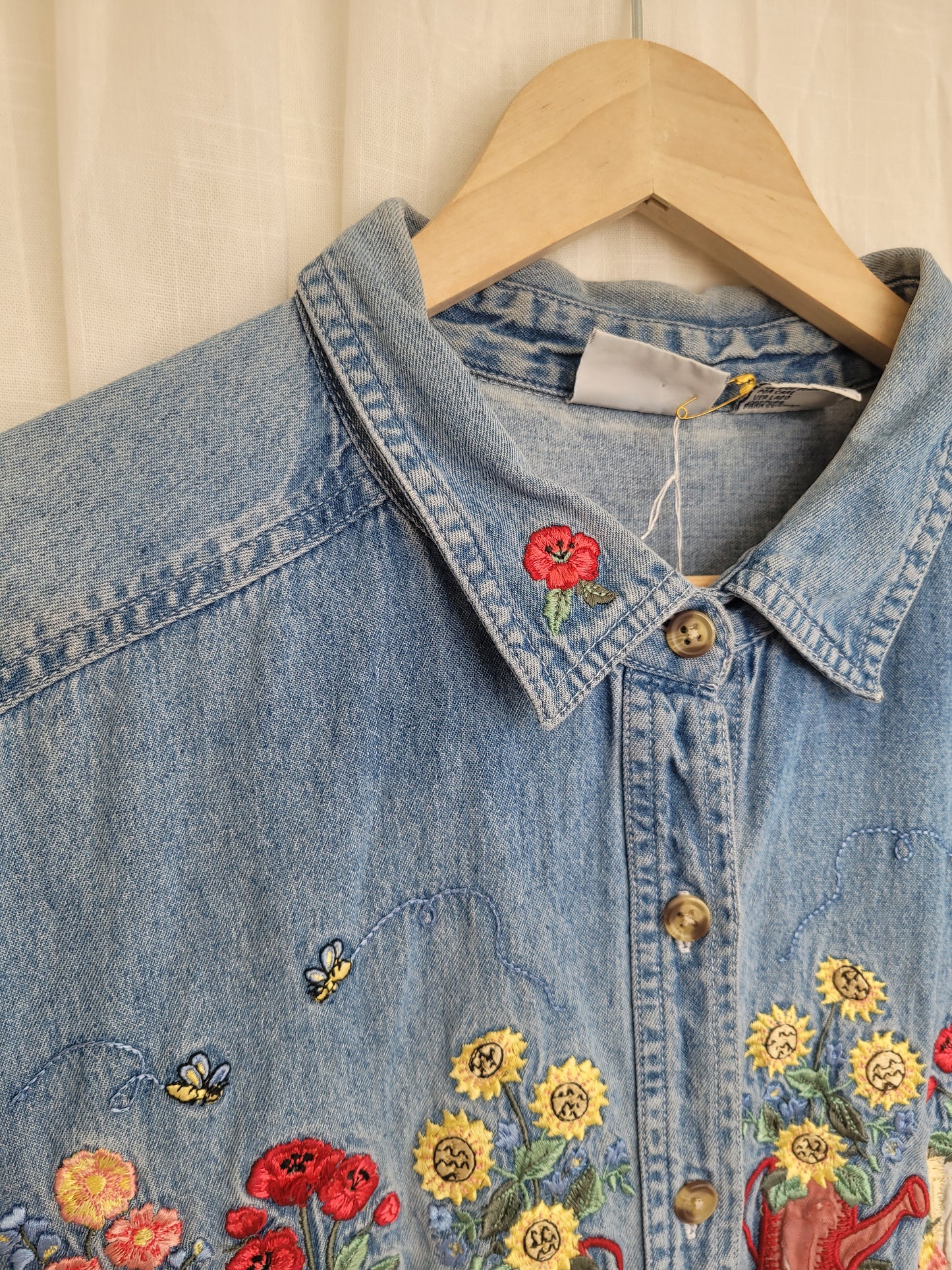 🍉 A Very Busy Garden - vintage light blue denim blouse with embroidered details (Perfectly Imperfect) - size XL