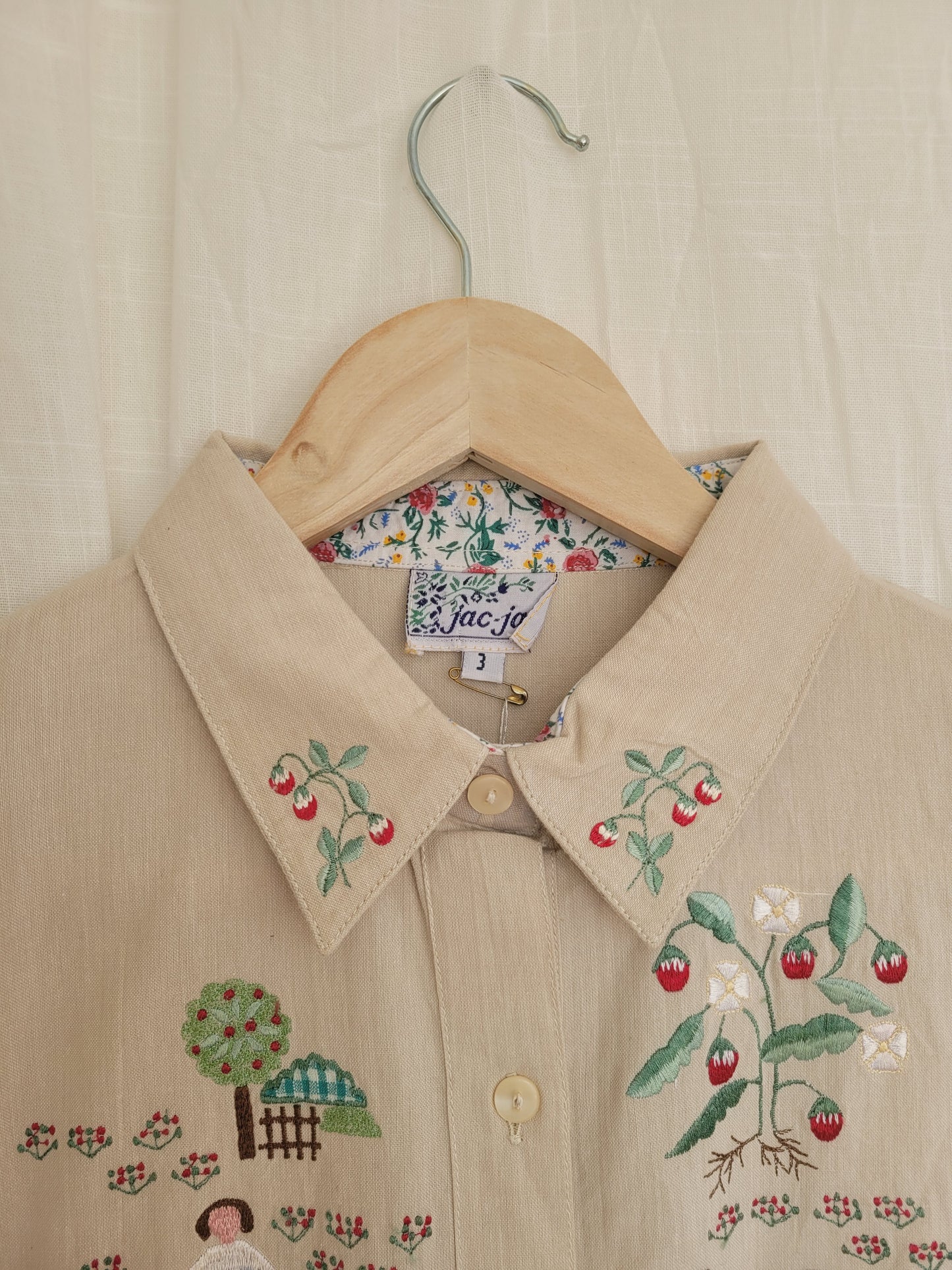 🧺 The Strawberry Harvest - vintage beige blouse with embroidered strawberry field images - size L