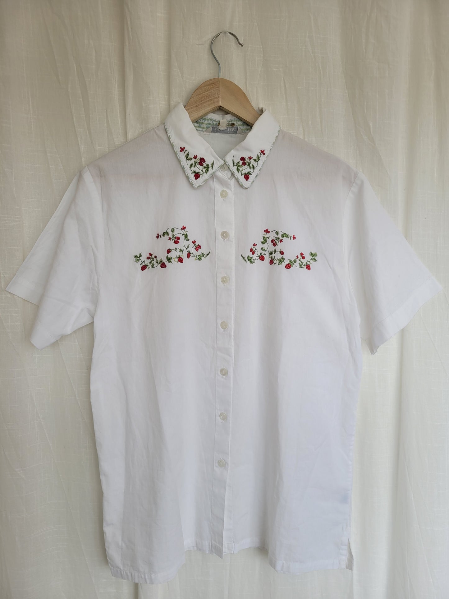 🍓 The Sweetest Thing - vintage blouse with embroidered strawberries - size M