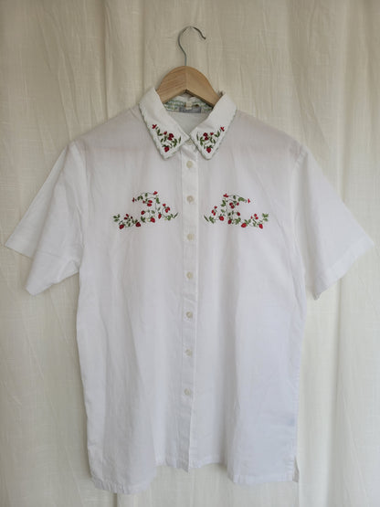 🍓 The Sweetest Thing - vintage blouse with embroidered strawberries - size M