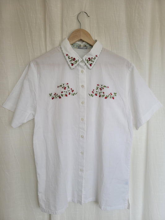 🍓 The Sweetest Thing - vintage blouse with embroidered strawberries - size M