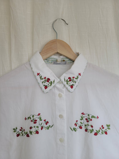 🍓 The Sweetest Thing - vintage blouse with embroidered strawberries - size M
