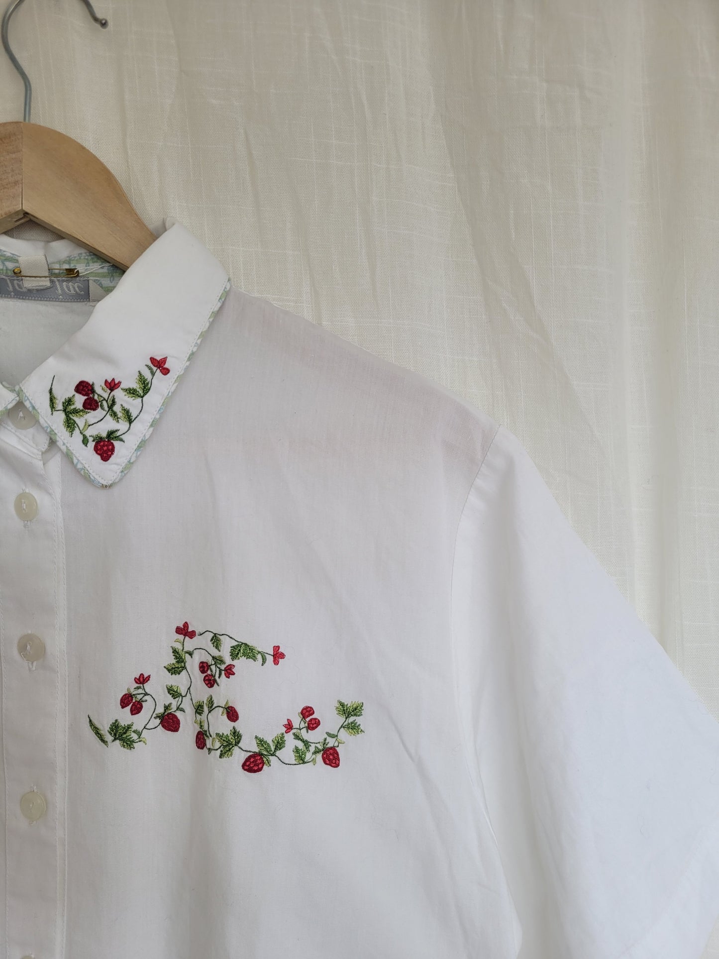 🍓 The Sweetest Thing - vintage blouse with embroidered strawberries - size M