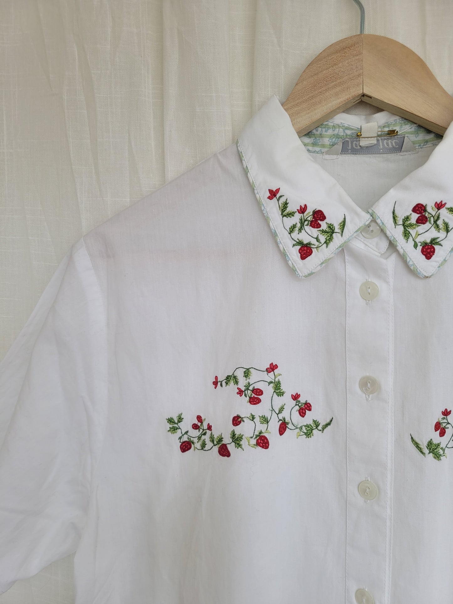🍓 The Sweetest Thing - vintage blouse with embroidered strawberries - size M