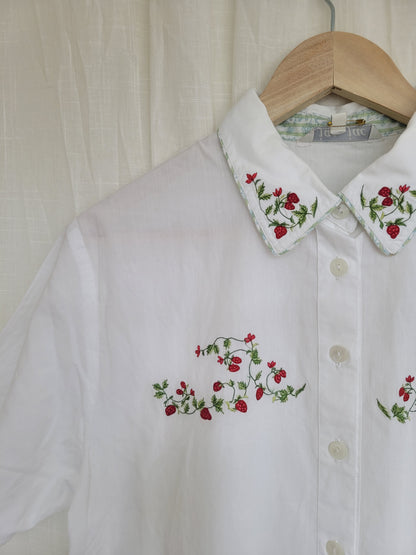 🍓 The Sweetest Thing - vintage blouse with embroidered strawberries - size M