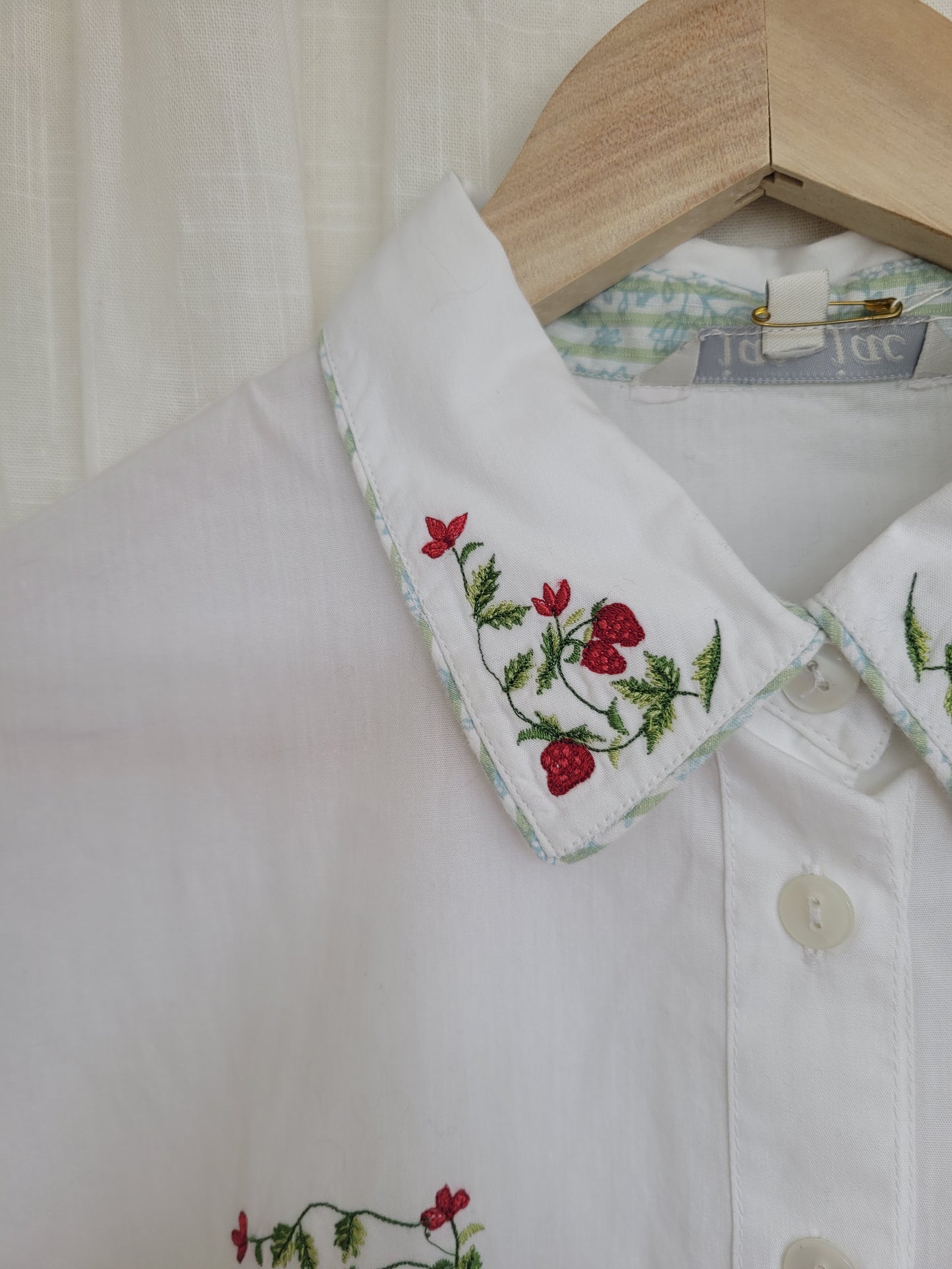 🍓 The Sweetest Thing - vintage blouse with embroidered strawberries - size M