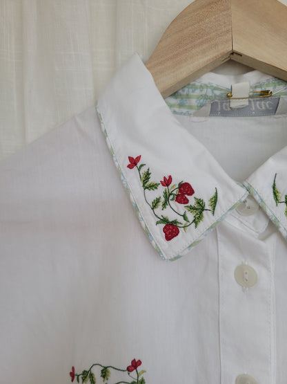🍓 The Sweetest Thing - vintage blouse with embroidered strawberries - size M