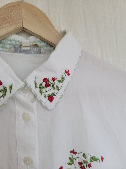 🍓 The Sweetest Thing - vintage blouse with embroidered strawberries - size M