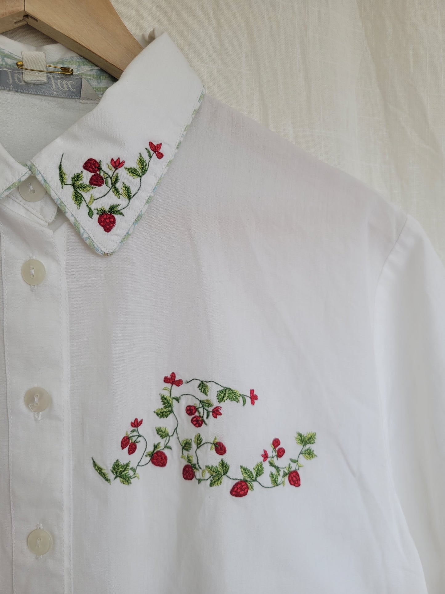 🍓 The Sweetest Thing - vintage blouse with embroidered strawberries - size M