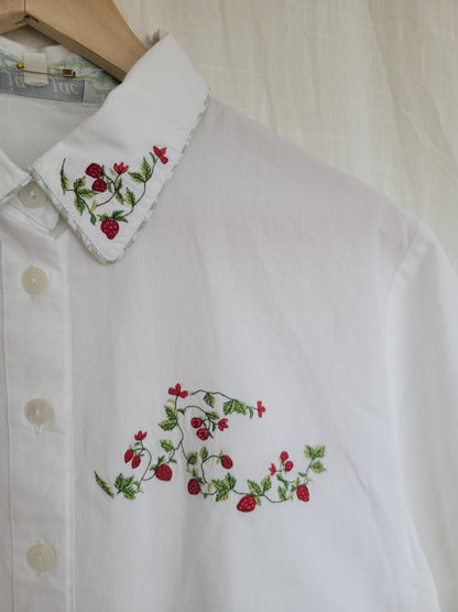 🍓 The Sweetest Thing - vintage blouse with embroidered strawberries - size M