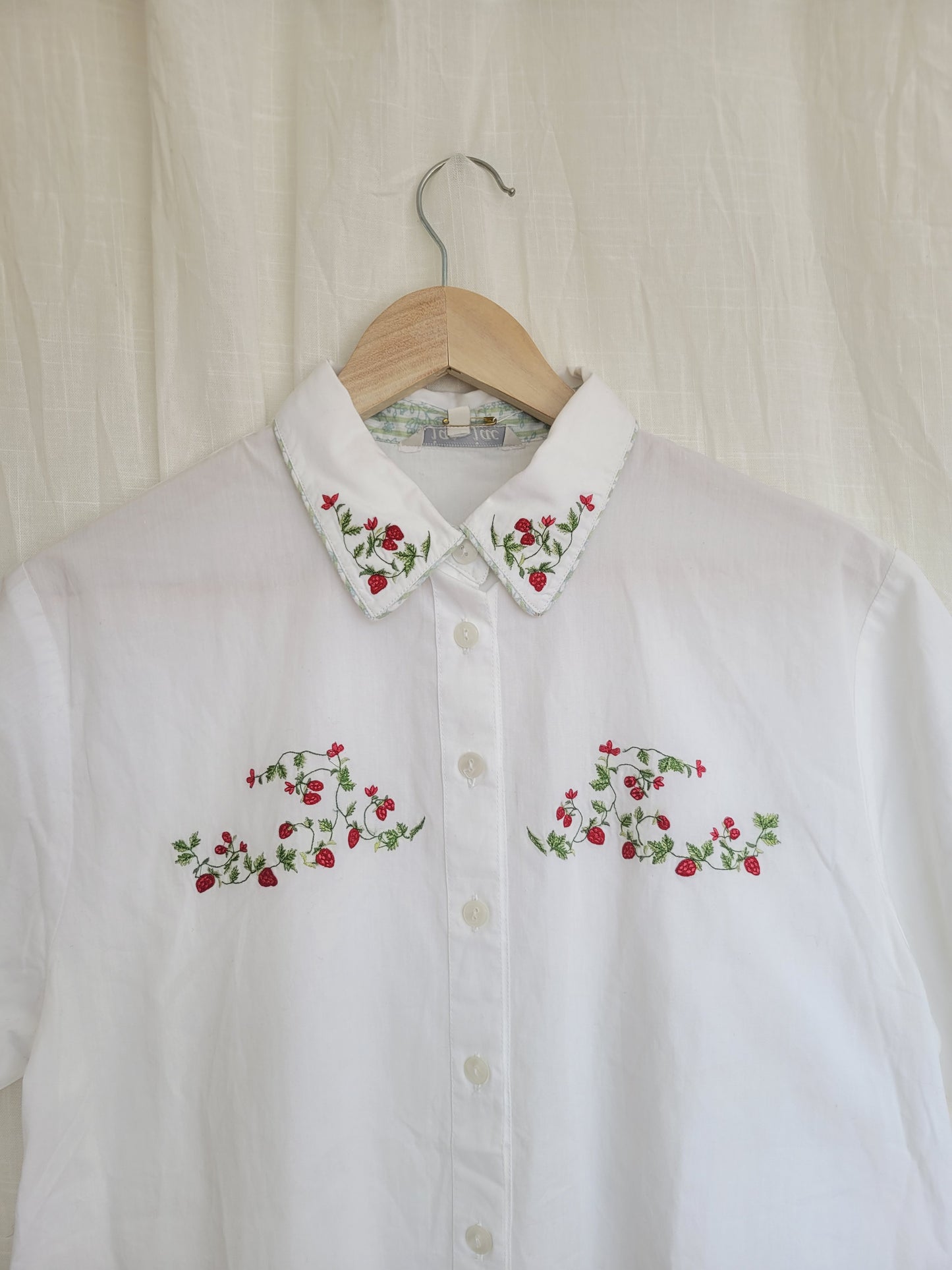 🍓 The Sweetest Thing - vintage blouse with embroidered strawberries - size M