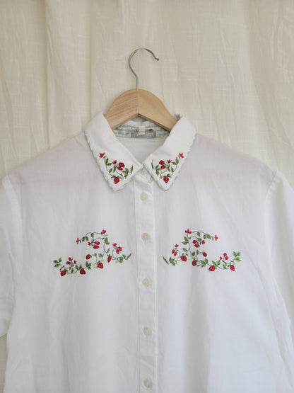 🍓 The Sweetest Thing - vintage blouse with embroidered strawberries - size M