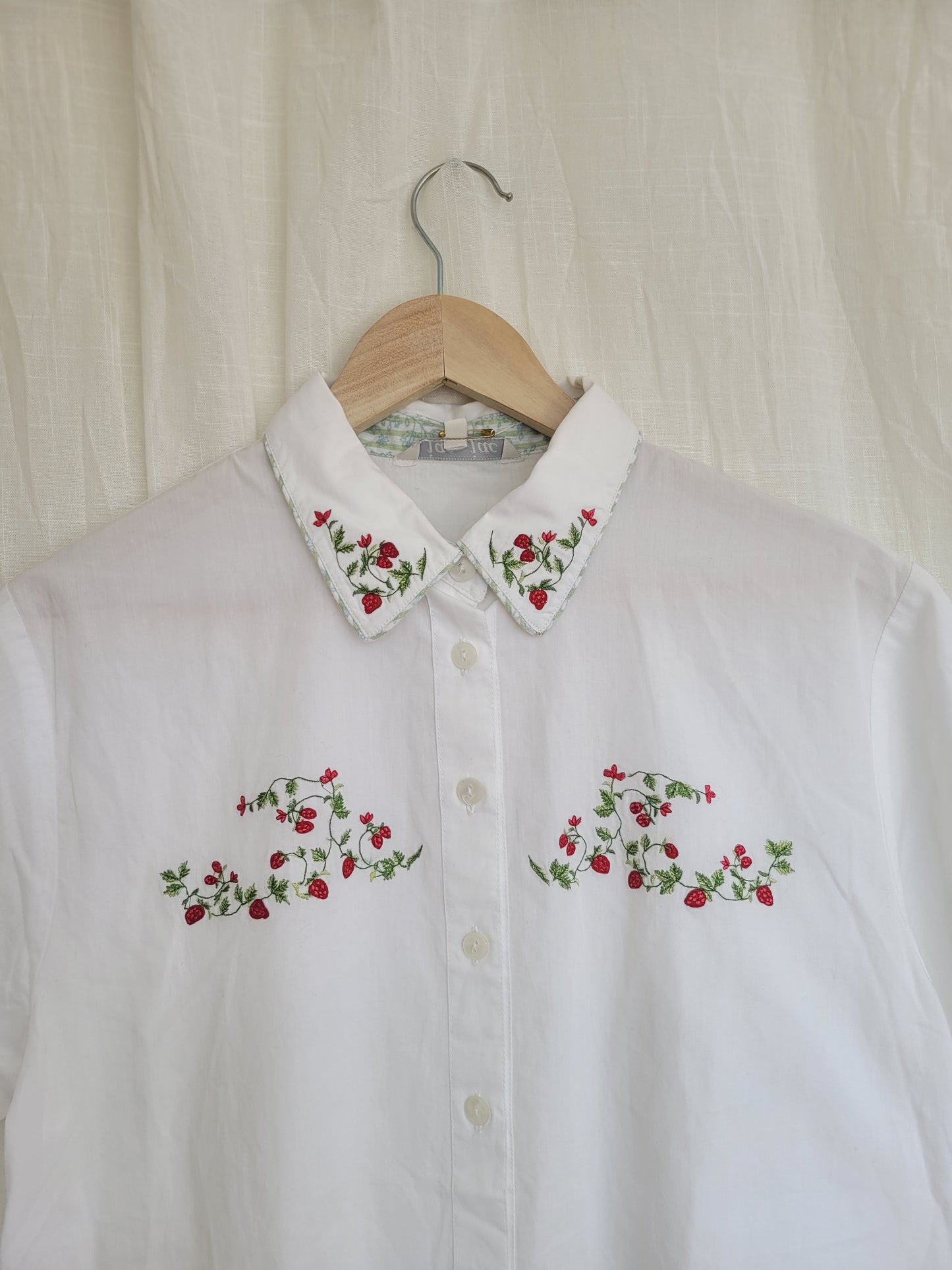🍓 The Sweetest Thing - vintage blouse with embroidered strawberries - size M