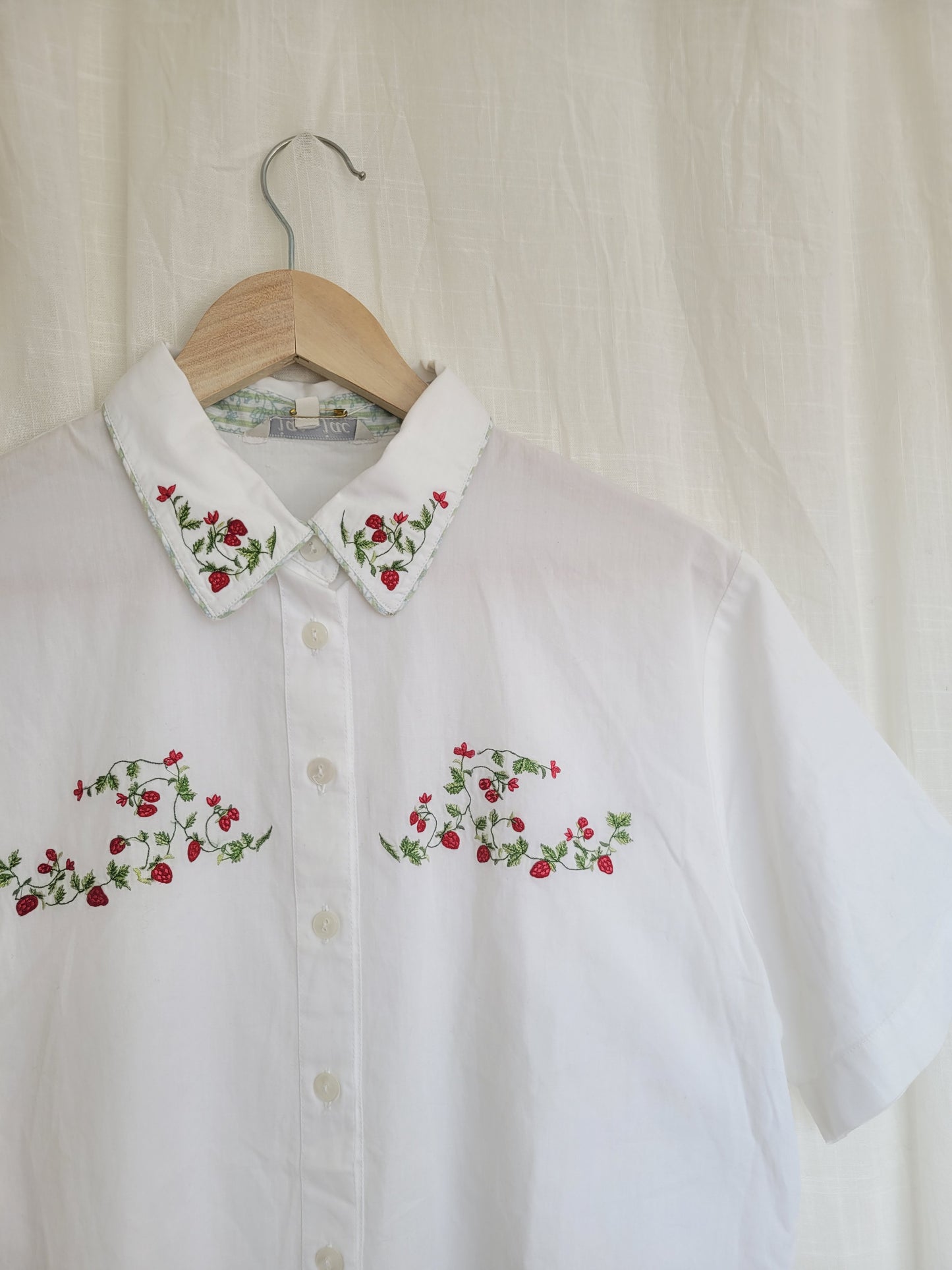 🍓 The Sweetest Thing - vintage blouse with embroidered strawberries - size M