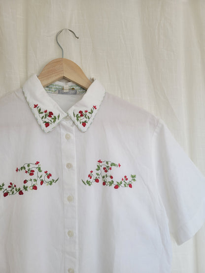 🍓 The Sweetest Thing - vintage blouse with embroidered strawberries - size M