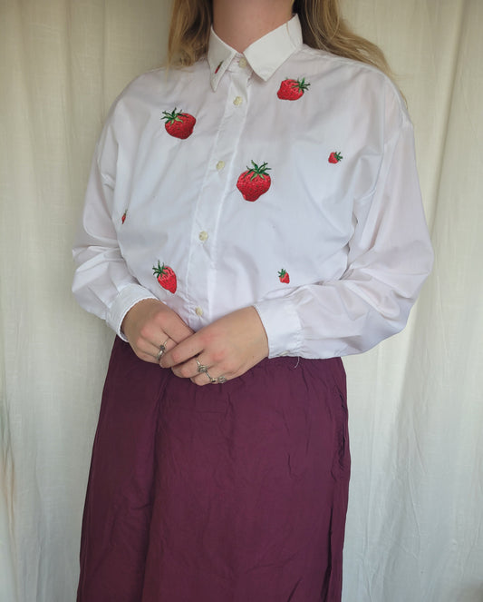 🍓 Berry Important Business - vintage white blouse with embroidered strawberries - size M/L
