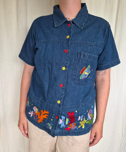 🐠 A School of Tiny Wonders - vintage dark blue boxy denim shirt with embroidered fish - size M/L