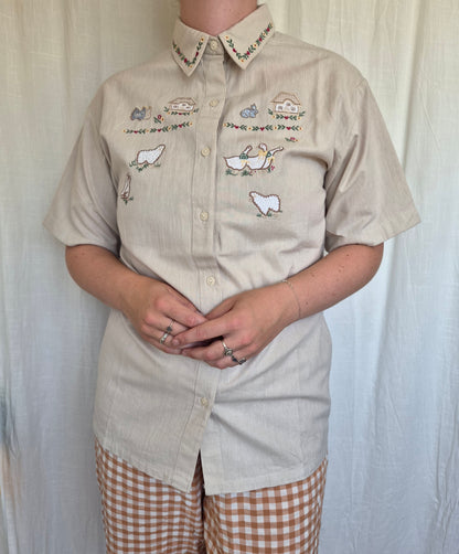 🐑 The Happiest Farmyard - vintage deadstock beige shirt with embroidered farm animals - size L