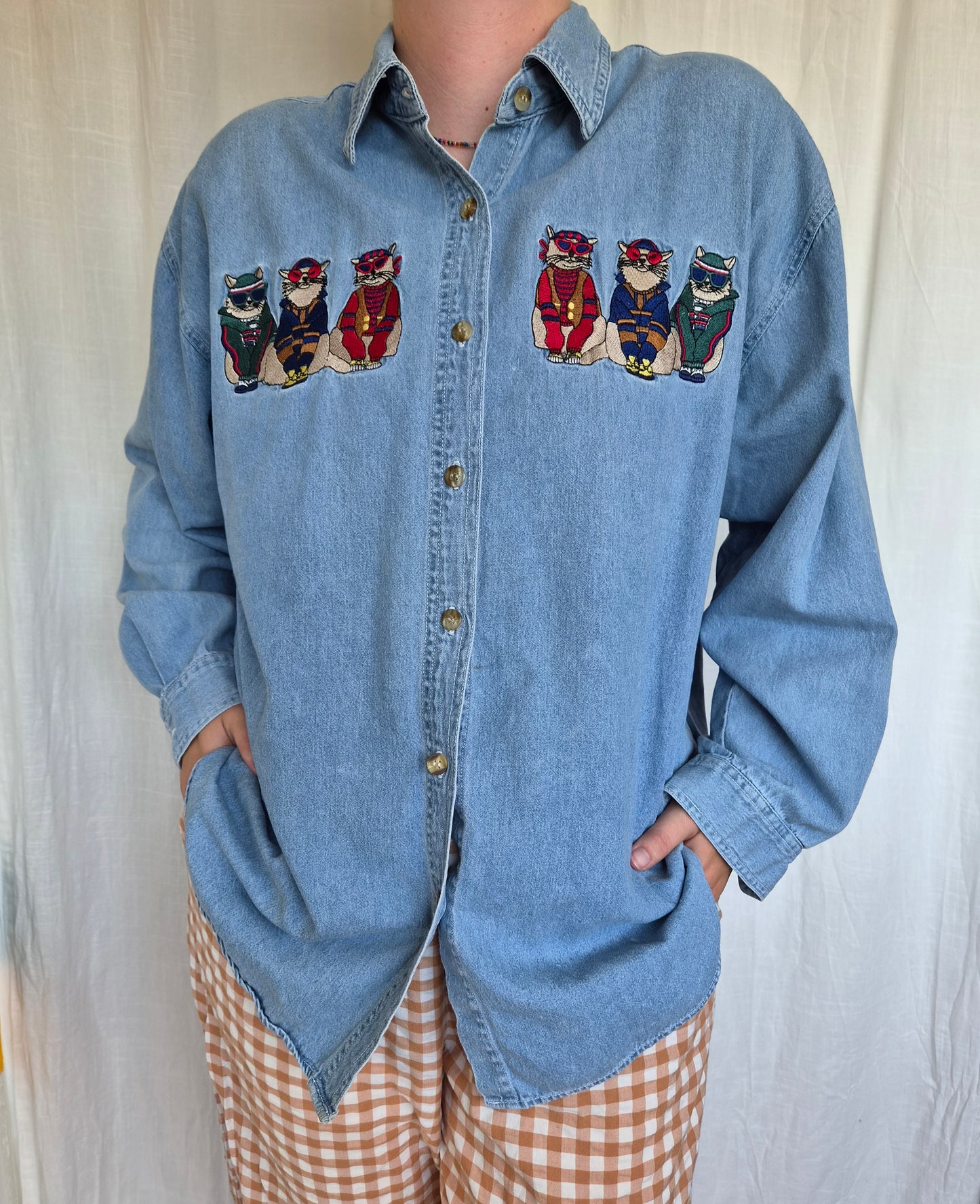 🐾 The Neighbourhood Trendsetters - vintage light blue denim shirt with embroidered cats in clothes - size XL/XXL