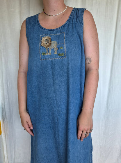 🦁The Lion's Pride - vintage long denim dress with embroidered lion (Perfectly Imperfect) - size L/XL