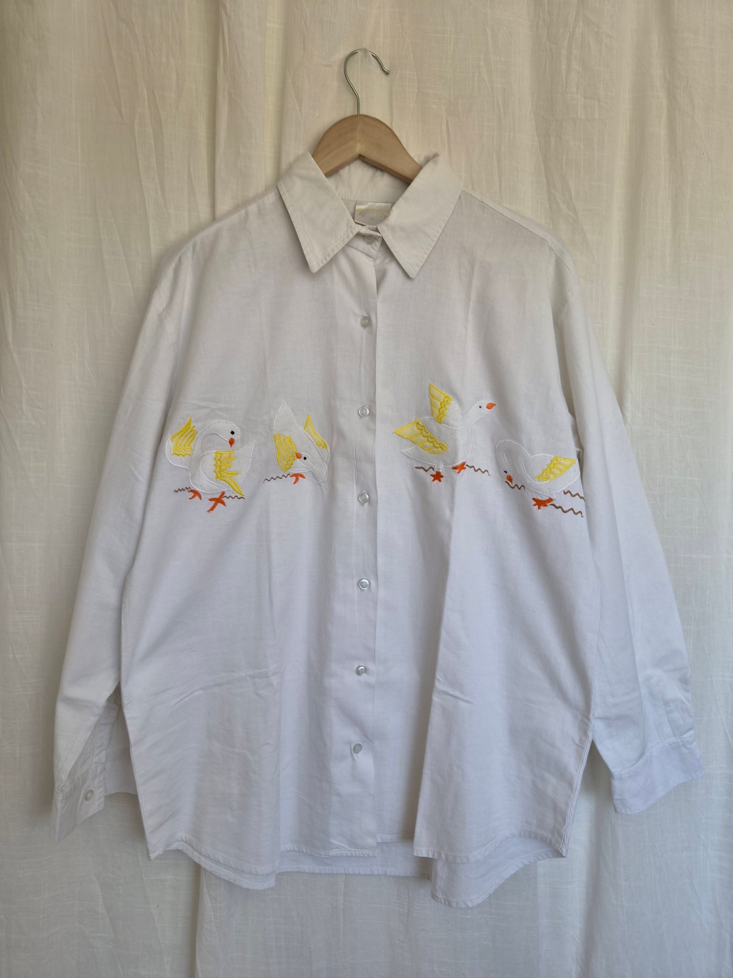 🪿 Four Feathered Friends - vintage white cotton shirt with embroidered geese - size L/XL