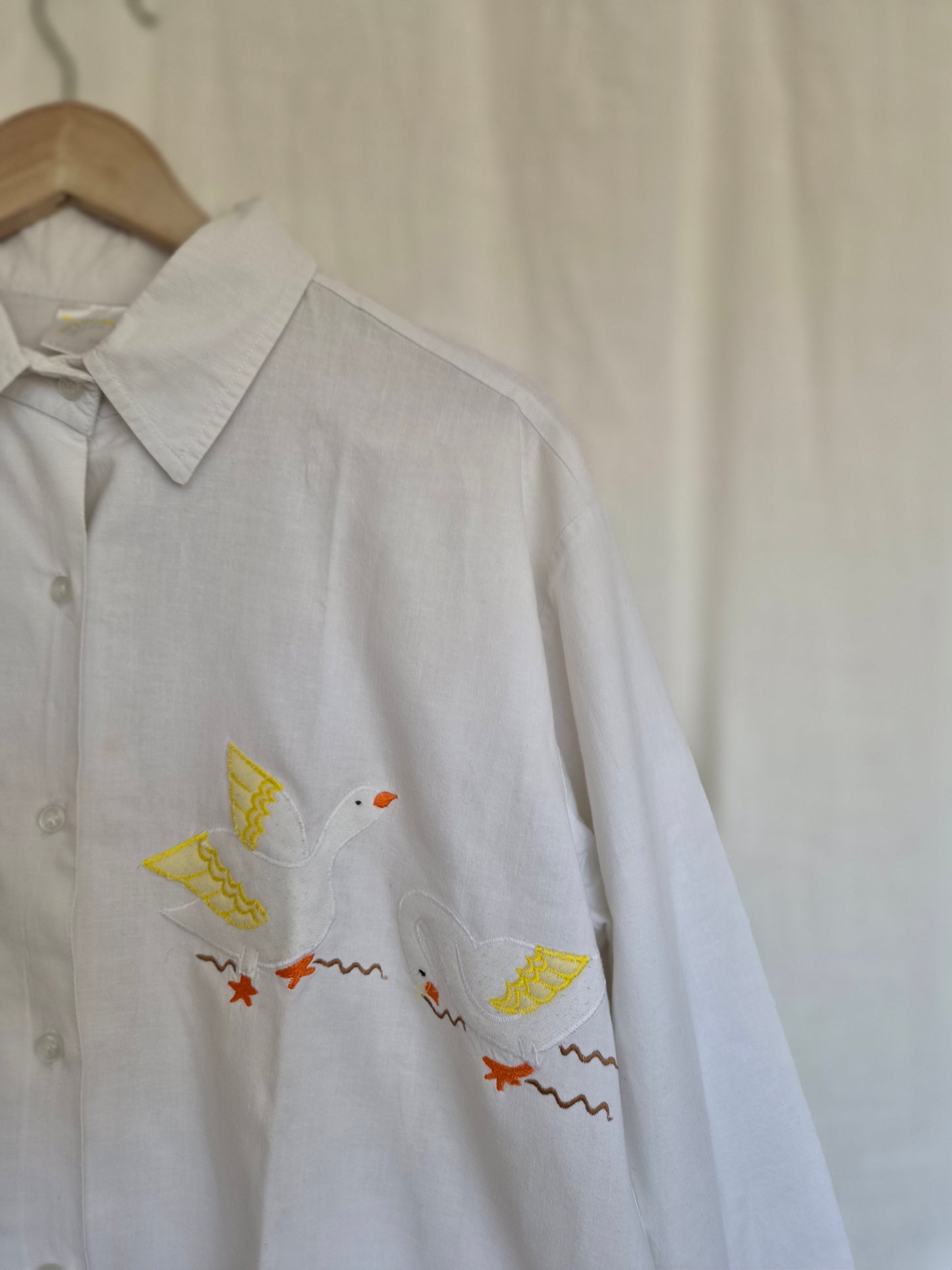 🪿 Four Feathered Friends - vintage white cotton shirt with embroidered geese - size L/XL