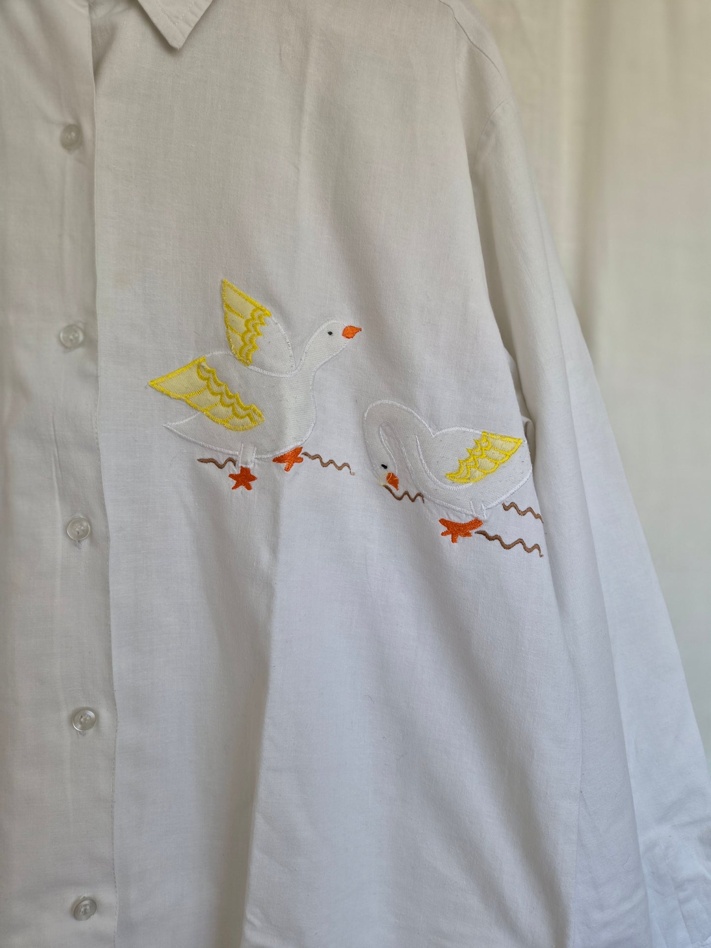 🪿 Four Feathered Friends - vintage white cotton shirt with embroidered geese - size L/XL