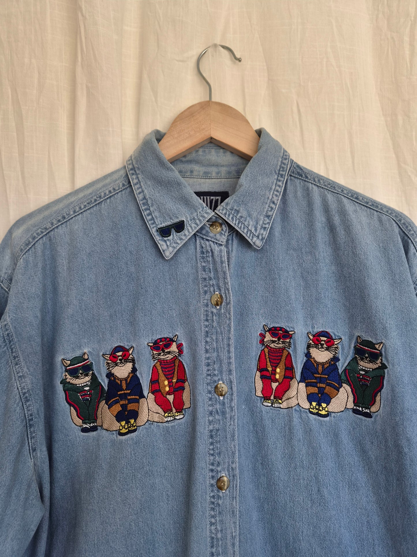 🐾 The Neighbourhood Trendsetters - vintage light blue denim shirt with embroidered cats in clothes - size XL/XXL