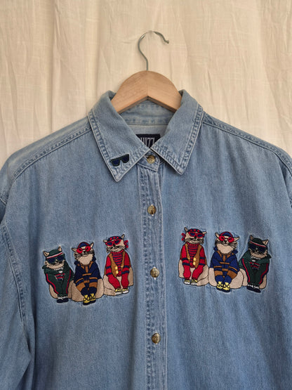 🐾 The Neighbourhood Trendsetters - vintage light blue denim shirt with embroidered cats in clothes - size XL/XXL