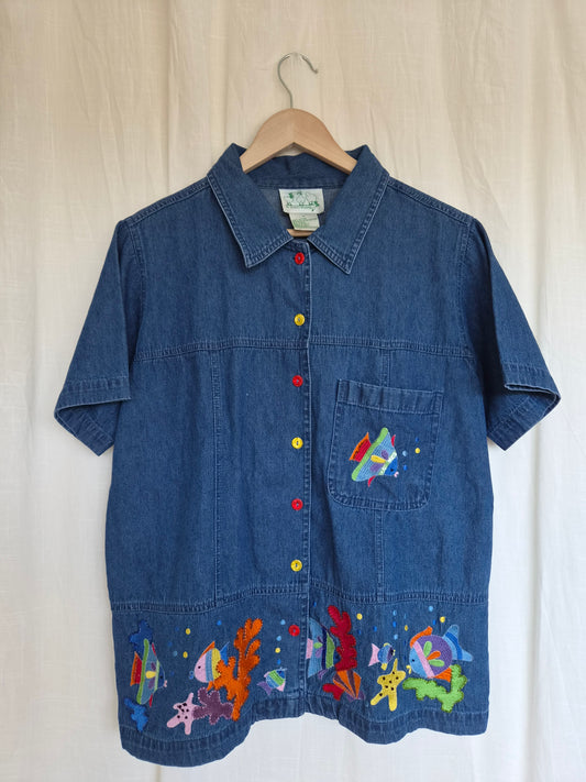 🐠 A School of Tiny Wonders - vintage dark blue boxy denim shirt with embroidered fish - size M/L