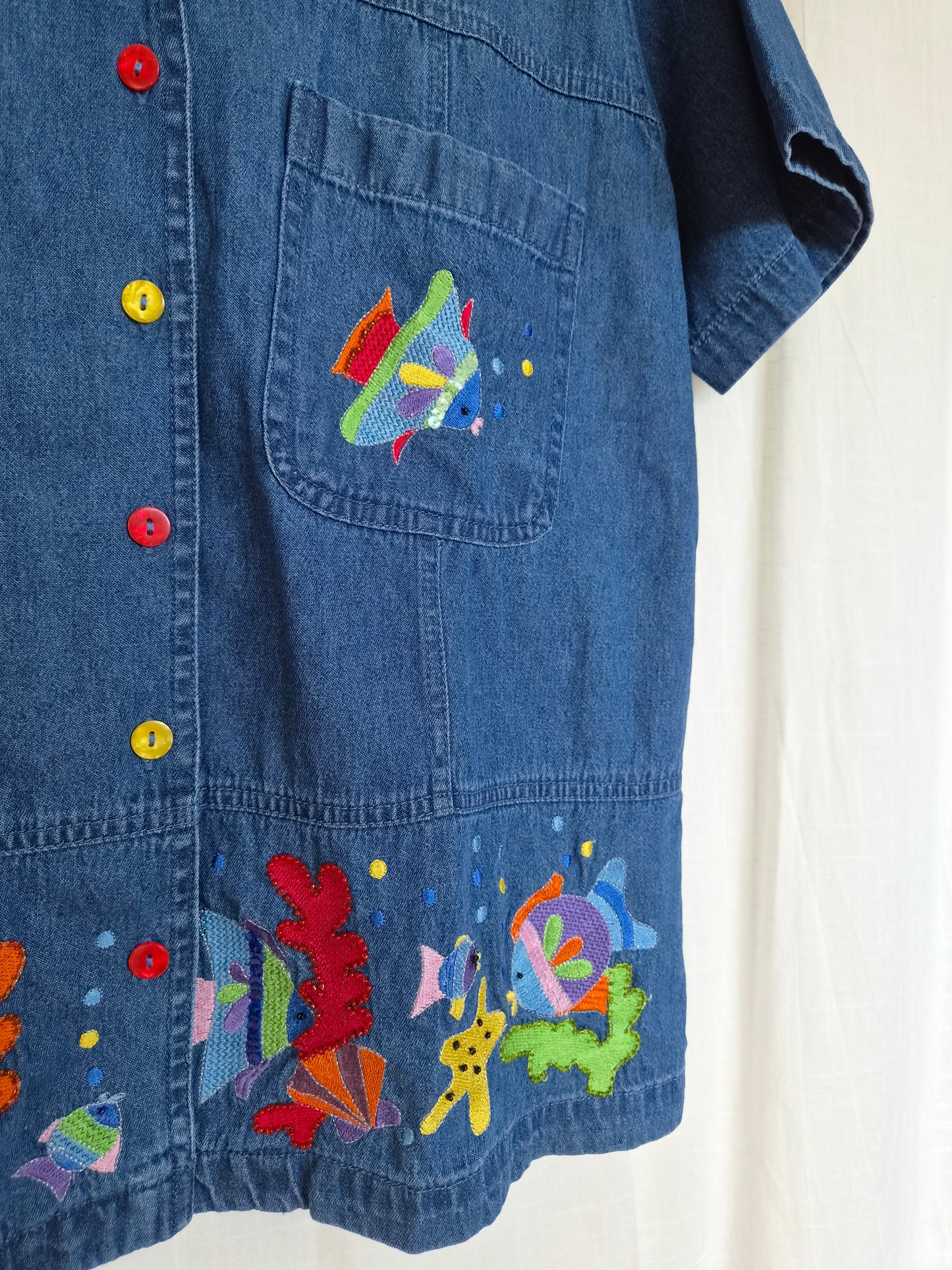 🐠 A School of Tiny Wonders - vintage dark blue boxy denim shirt with embroidered fish - size M/L