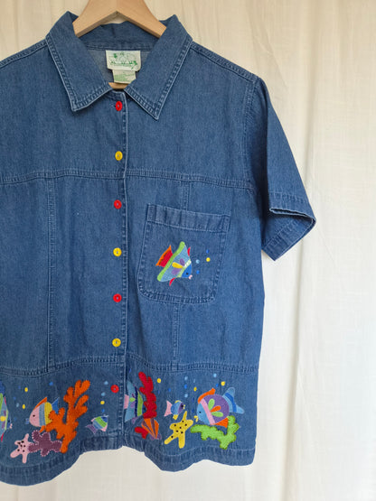 🐠 A School of Tiny Wonders - vintage dark blue boxy denim shirt with embroidered fish - size M/L