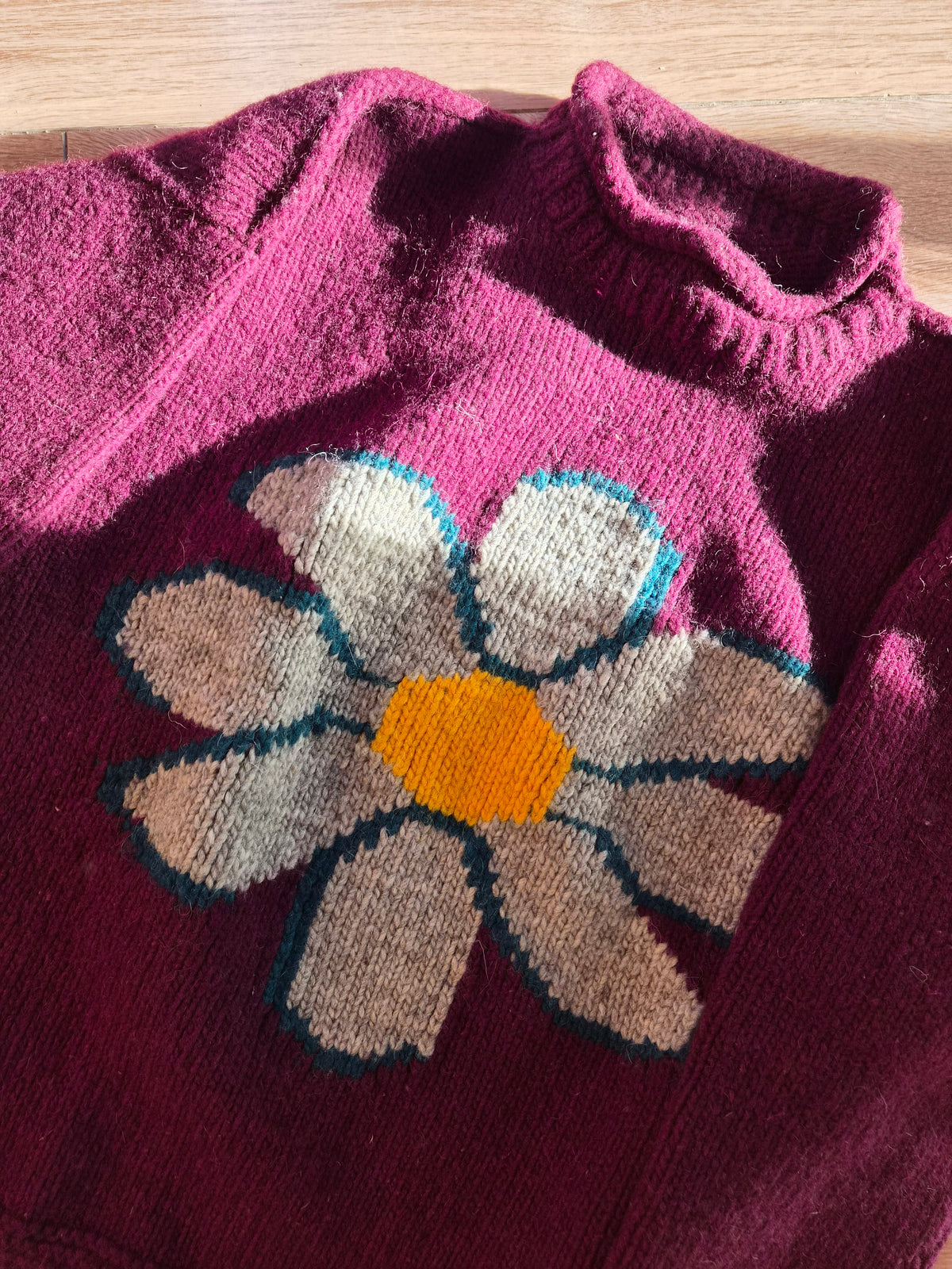 🧶 The Woodland Flower - vintage deep purple handmade knit with daisy flower - size M/L