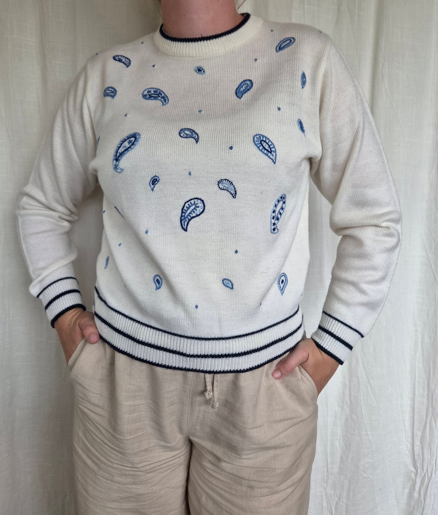 🌊 The Shape of the Tide - vintage knitted thin sweater with blue embroidered paisley print - size M