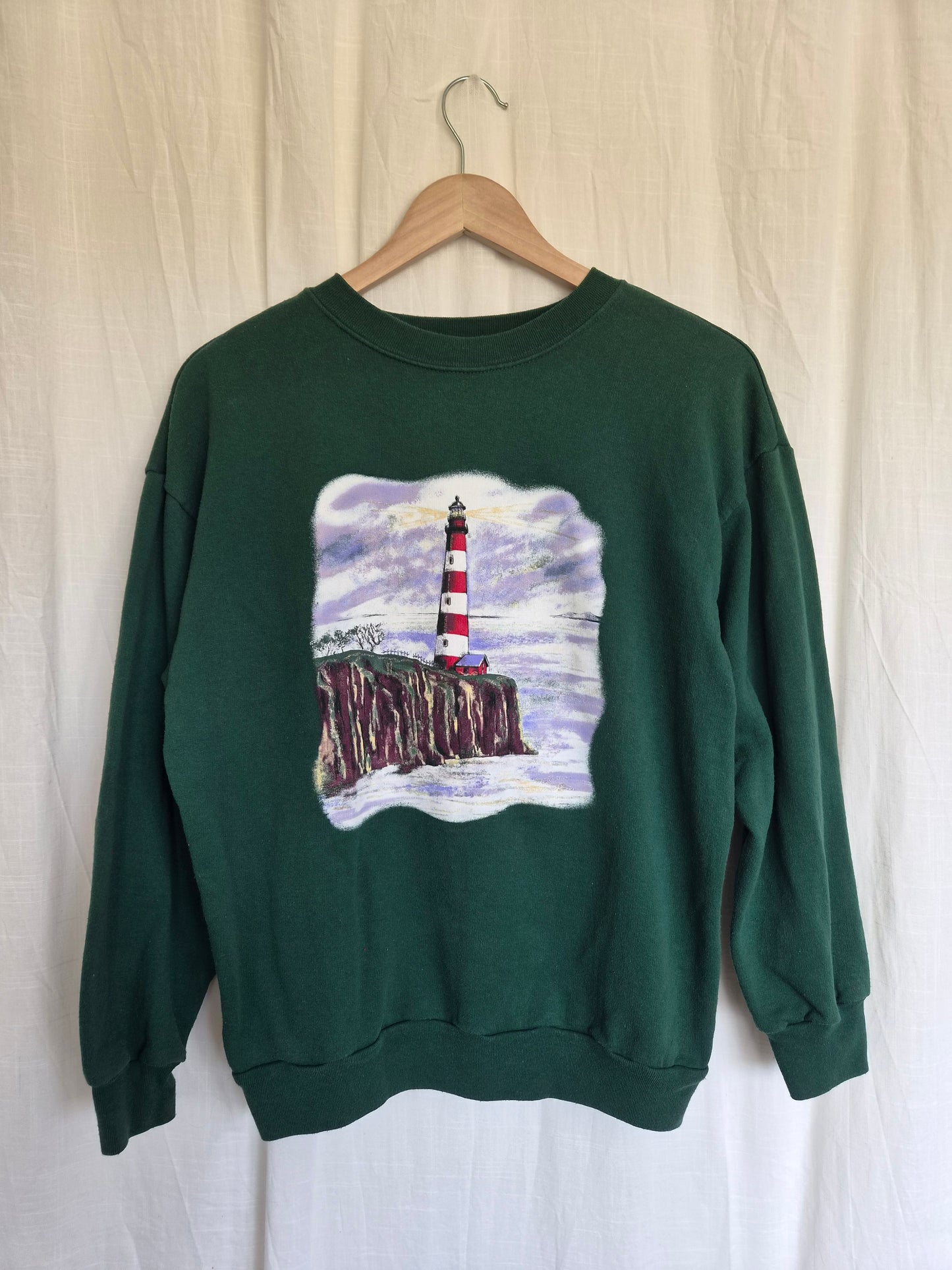 🪨 Keeper of the Coast - green vintage crewneck sweater with lighthouse on a cliff - size M/L