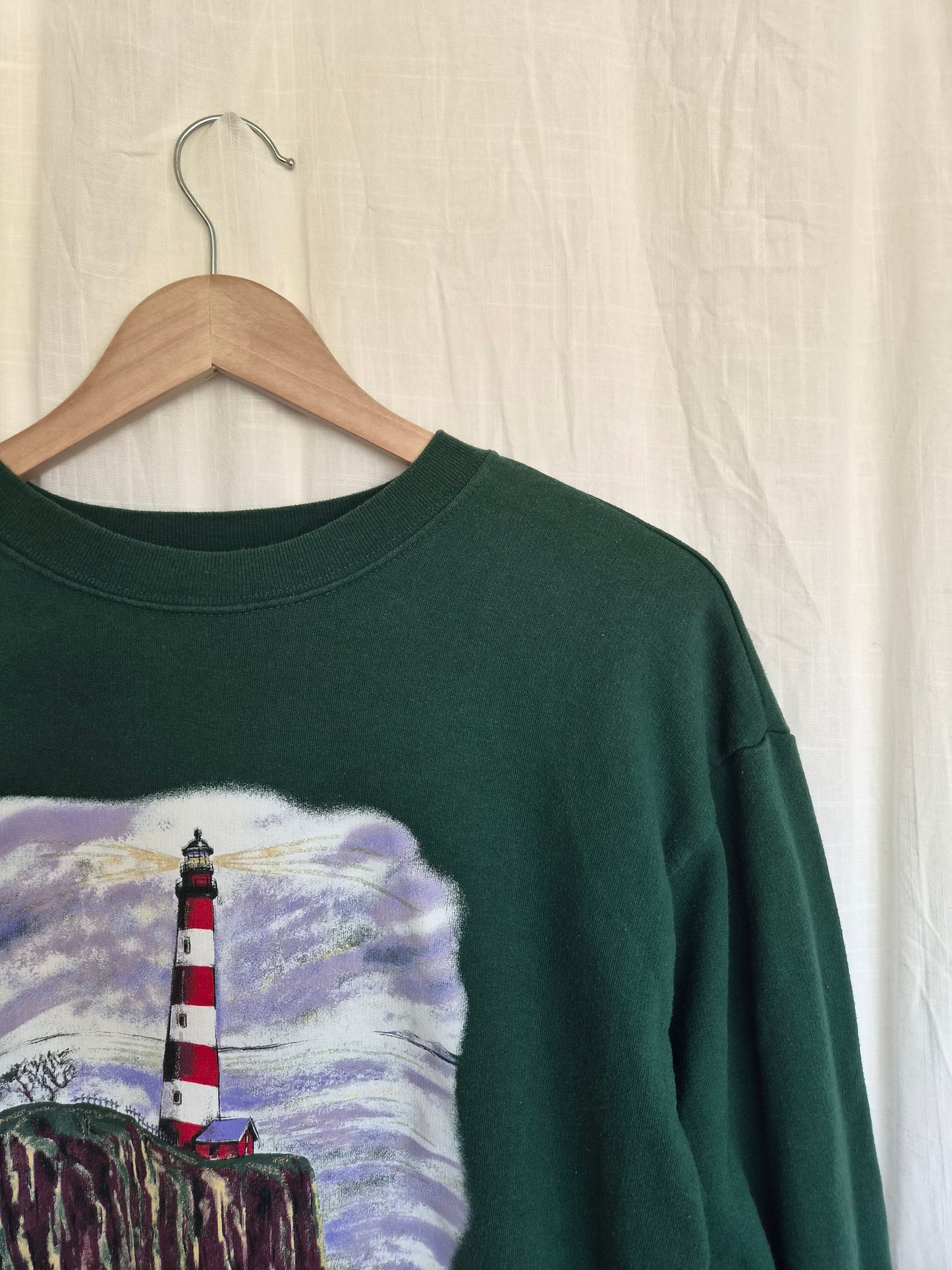 🪨 Keeper of the Coast - green vintage crewneck sweater with lighthouse on a cliff - size M/L
