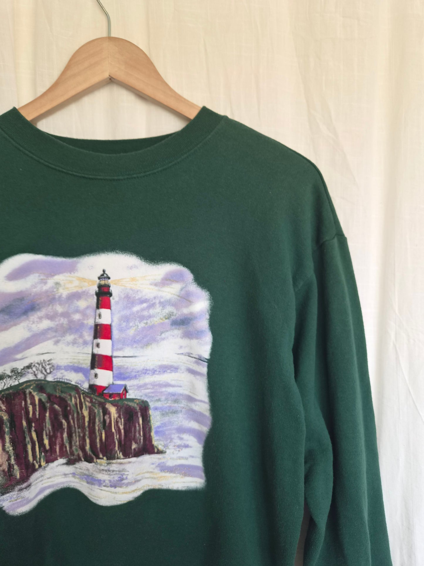 🪨 Keeper of the Coast - green vintage crewneck sweater with lighthouse on a cliff - size M/L