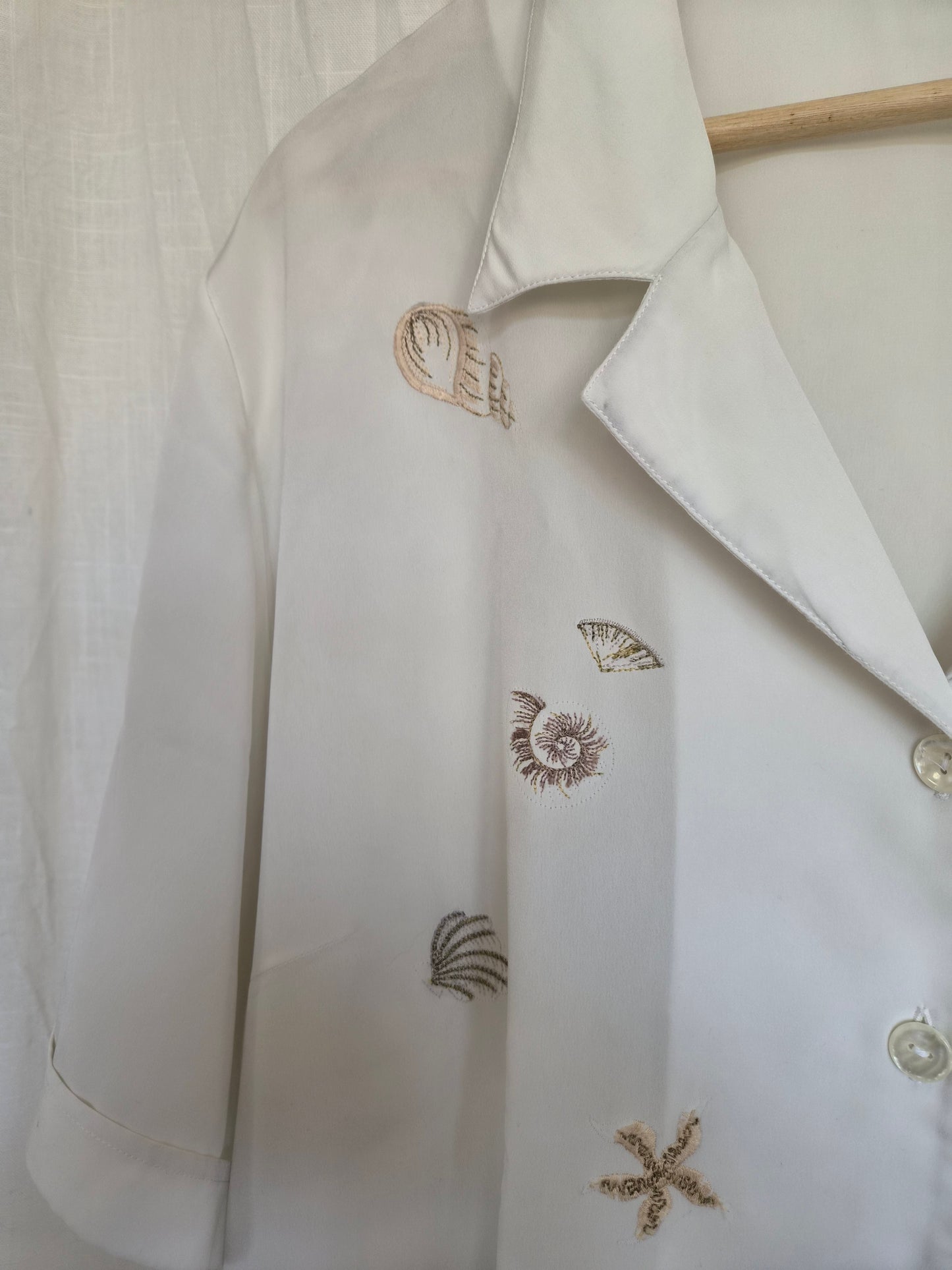 🐚 A Pocketful of Seashells - vintage blouse with embroidered shells - size L/XL