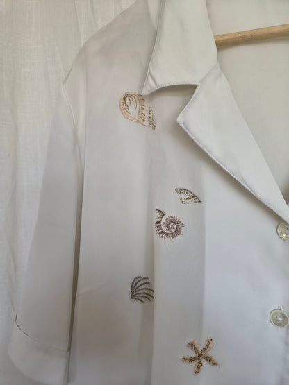 🐚 A Pocketful of Seashells - vintage blouse with embroidered shells - size L/XL
