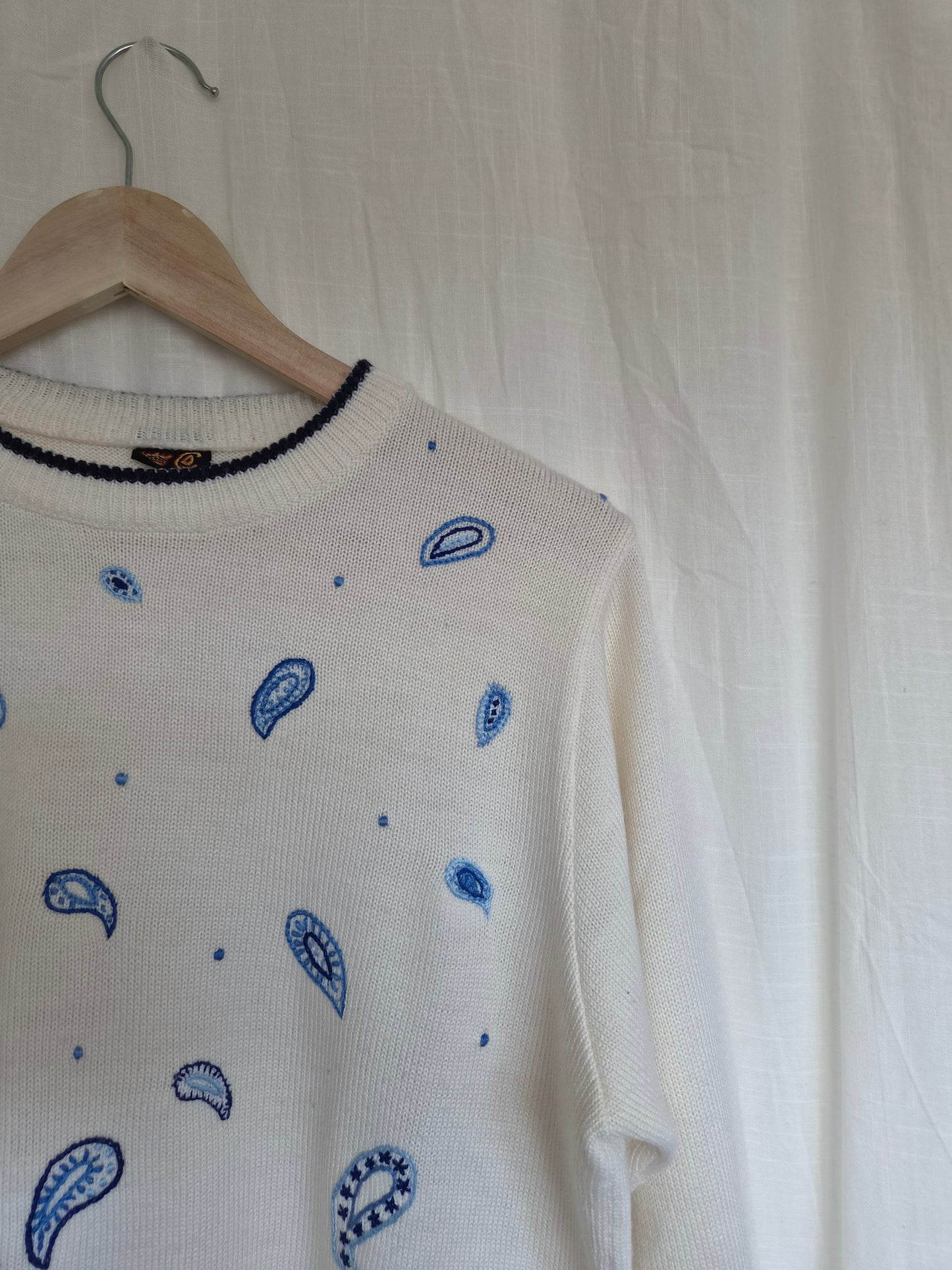 🌊 The Shape of the Tide - vintage knitted thin sweater with blue embroidered paisley print - size M