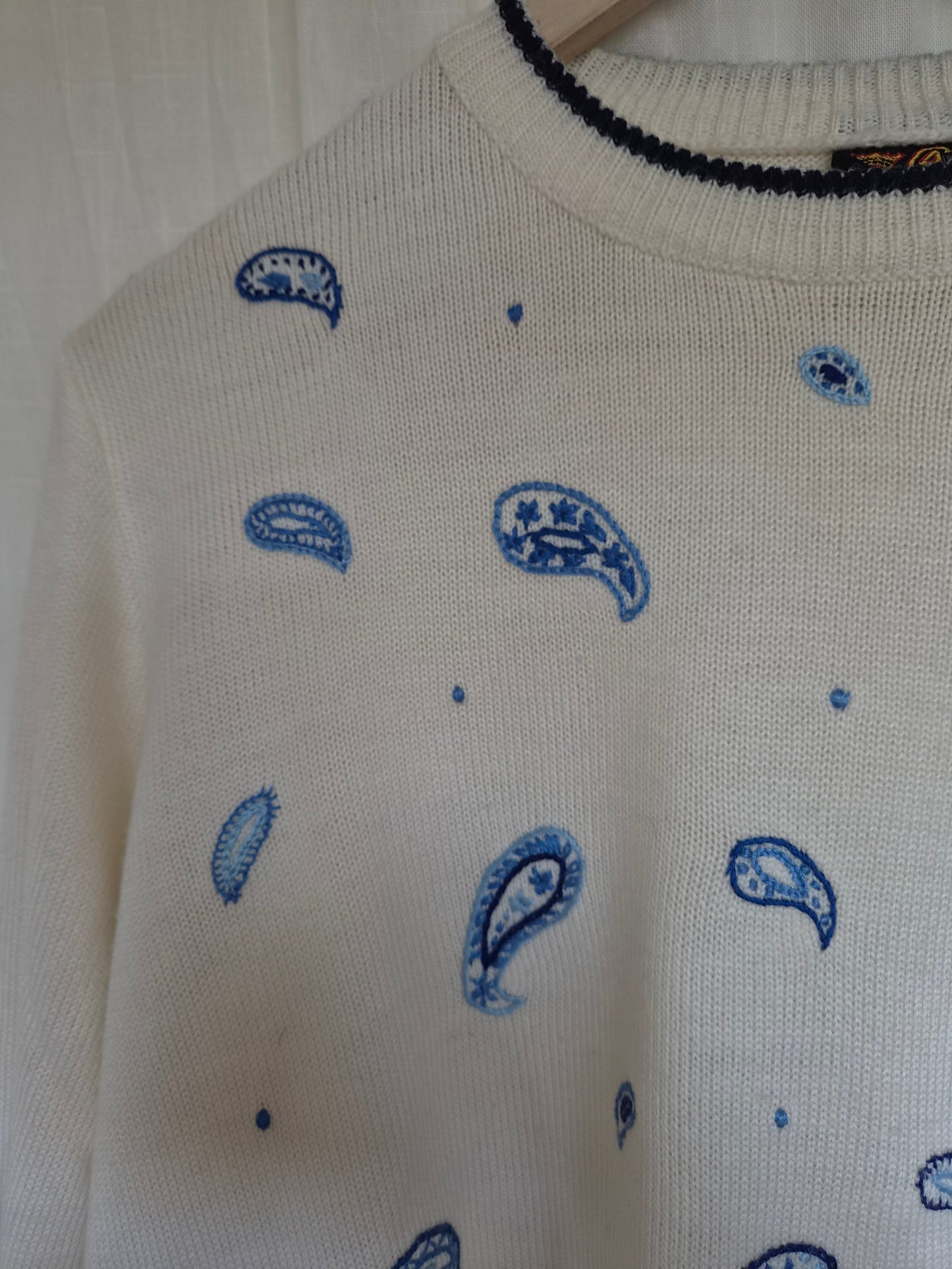 🌊 The Shape of the Tide - vintage knitted thin sweater with blue embroidered paisley print - size M