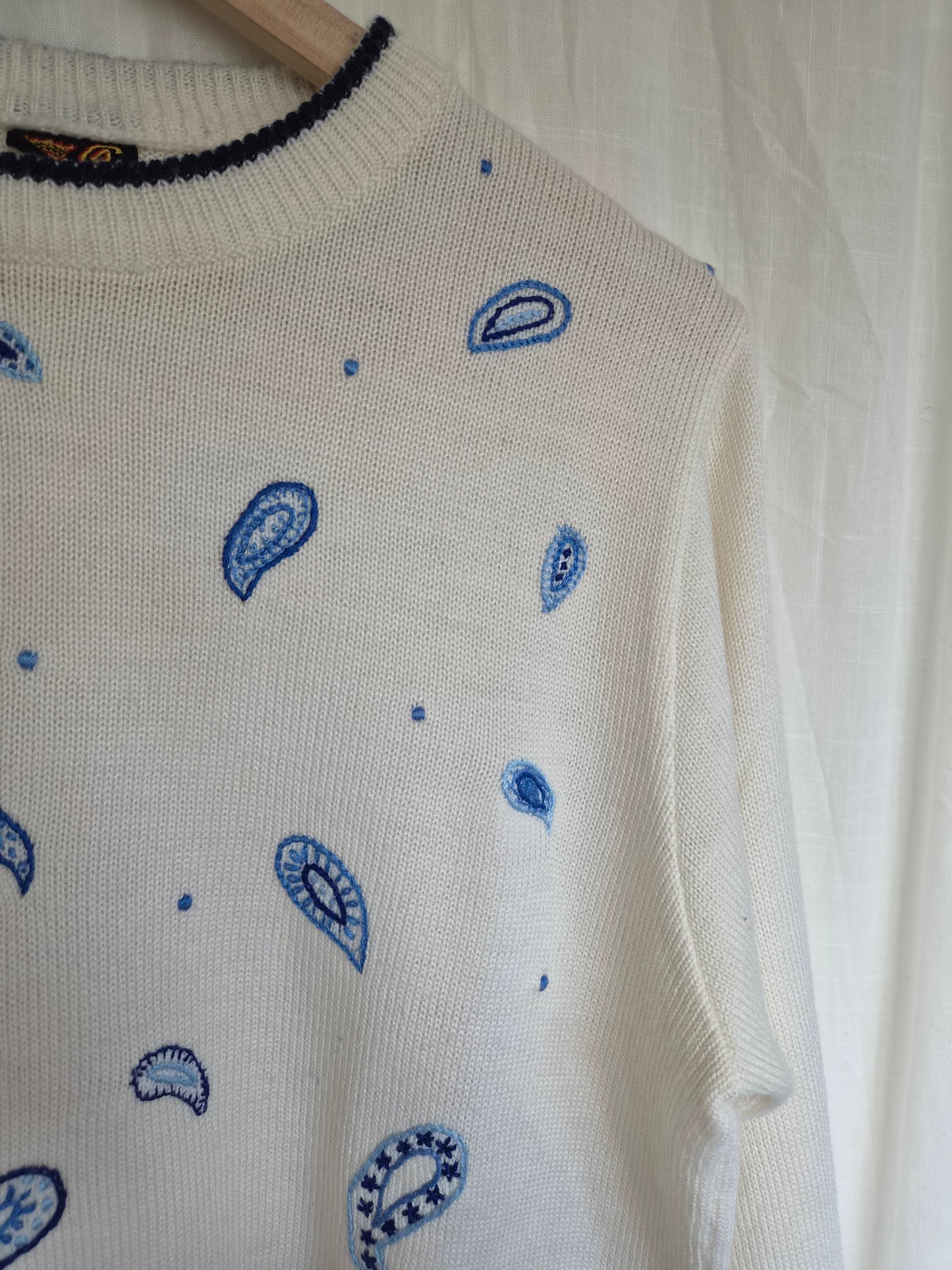 🌊 The Shape of the Tide - vintage knitted thin sweater with blue embroidered paisley print - size M